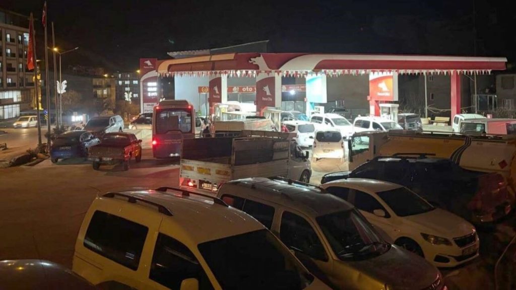 Vatandaşlar akaryakıt kuyruğuna girdi!