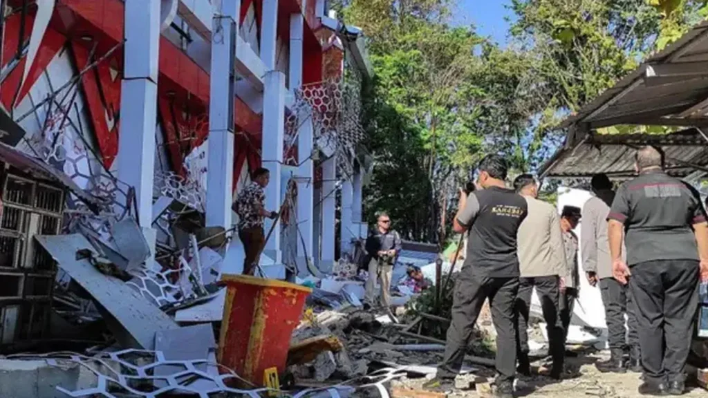 Endonezya’da 7.4 büyüklüğünde yıkıcı deprem! Tsunami uyarısı