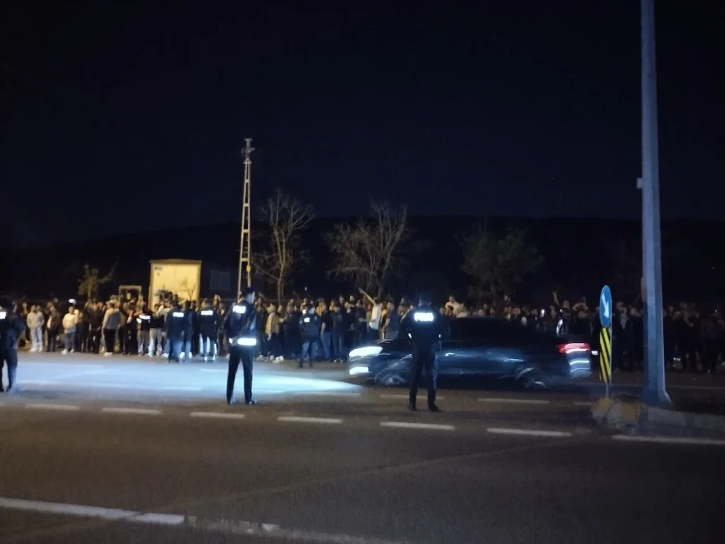 Fenerbahçeli taraftarlar takım otobüsünü taşladı