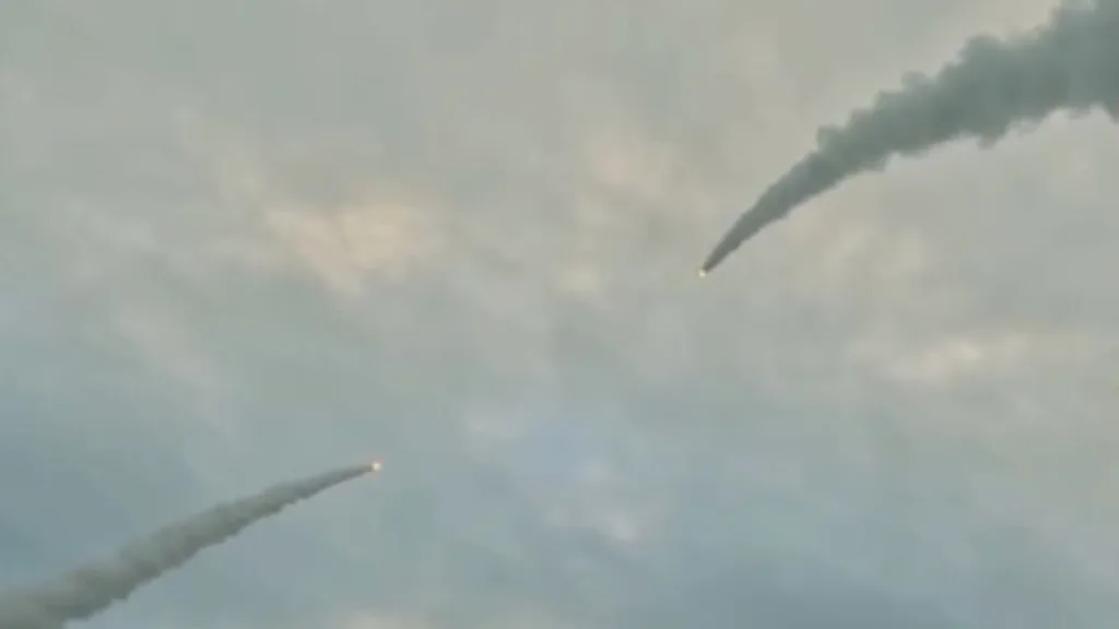 İran’dan İsrail ve ABD gemilerine saldırı