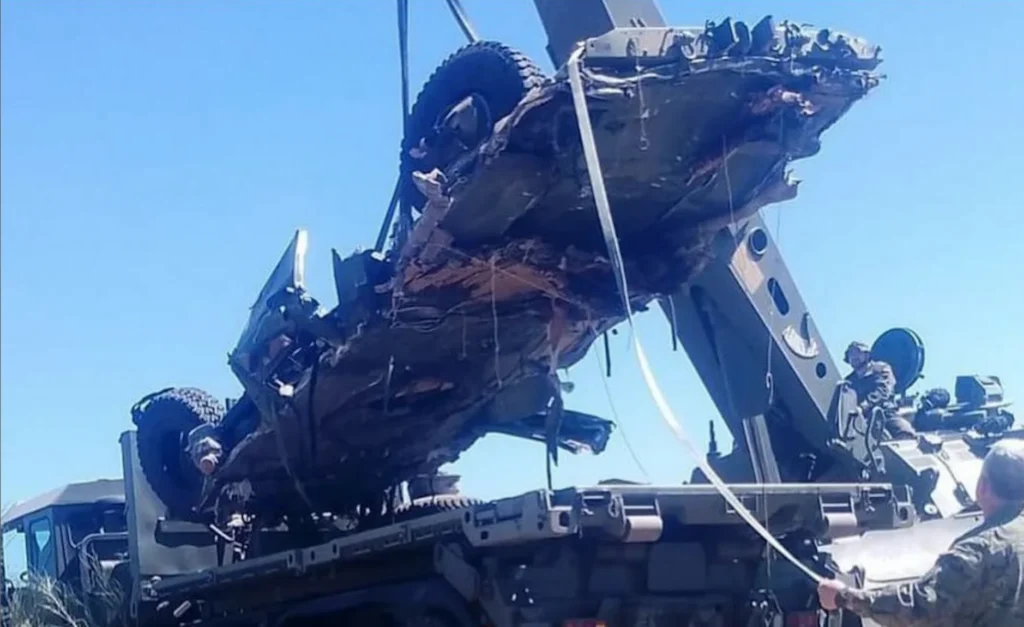 İspanya’da uçaktan bırakılan zırhlı araç yere çakıldı