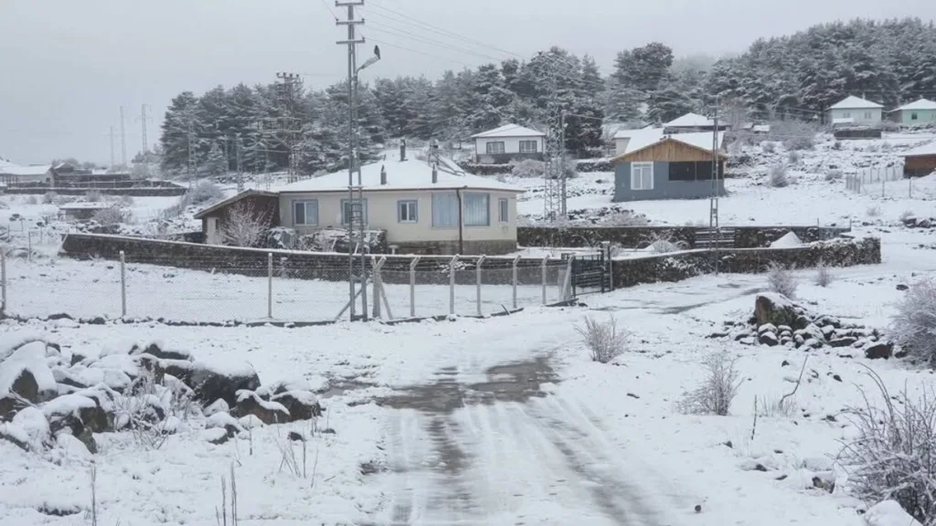 Nisan’da Başkent’e kar yağdı