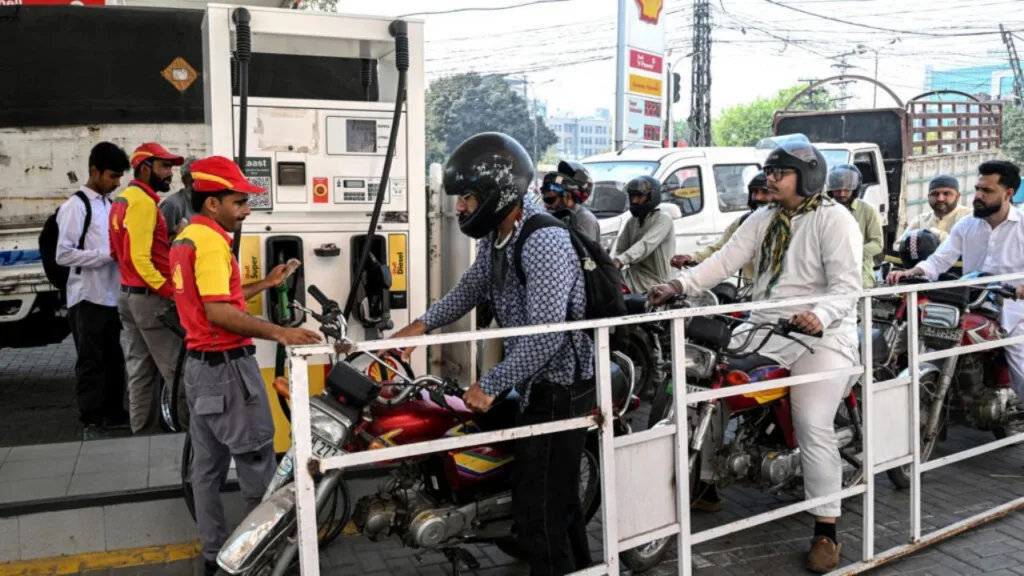 Pakistan’da benzine şok ‘savaş’ zammı