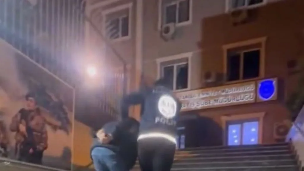 Polis yelekli paylaşıma gözaltı