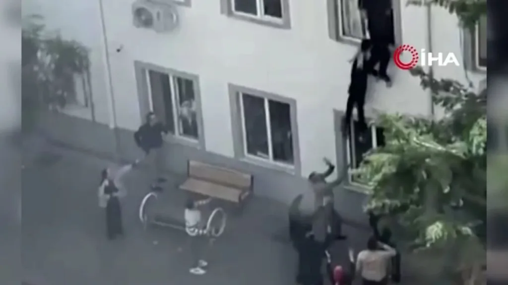 Saldırıdan kaçan çocuklar camdan atlarken görüntülendi