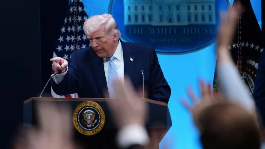 Savaş karşıtlarına ‘aptal’, İran’a ‘hayvan’ dedi!