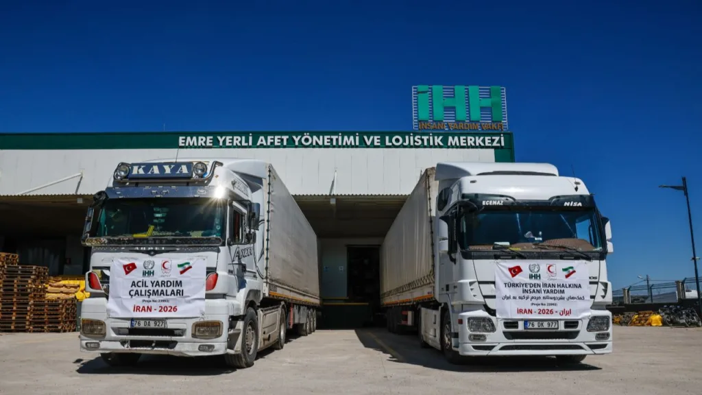 Türkiye’den İran’a 5 TIR insani yardım