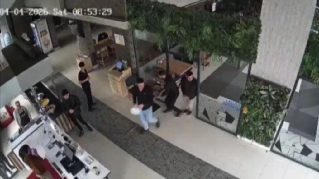 Van’da 5.2’lik deprem anı panik görüntüleri