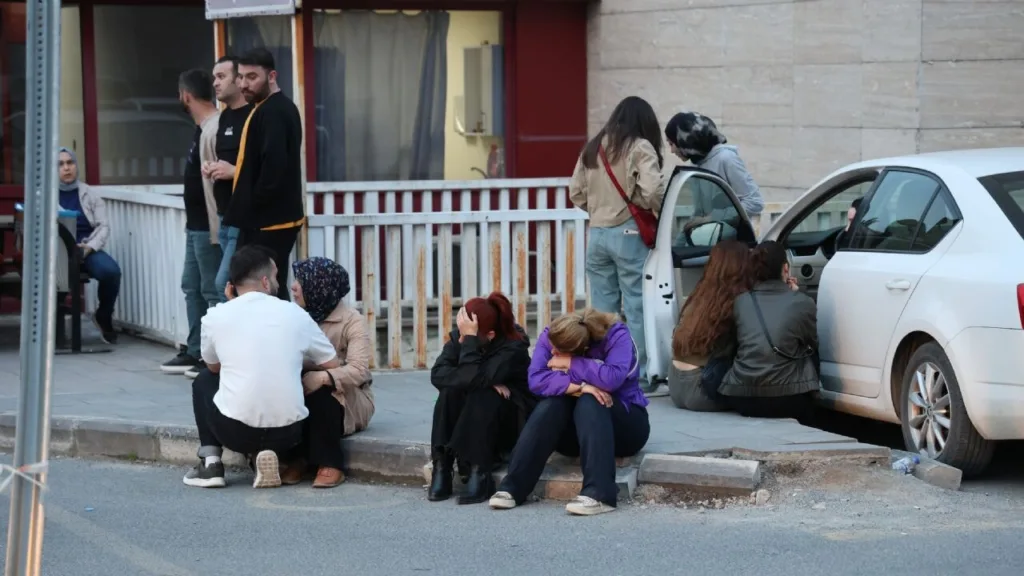 Yaralı öğrencilerin aileleri hastane önünde