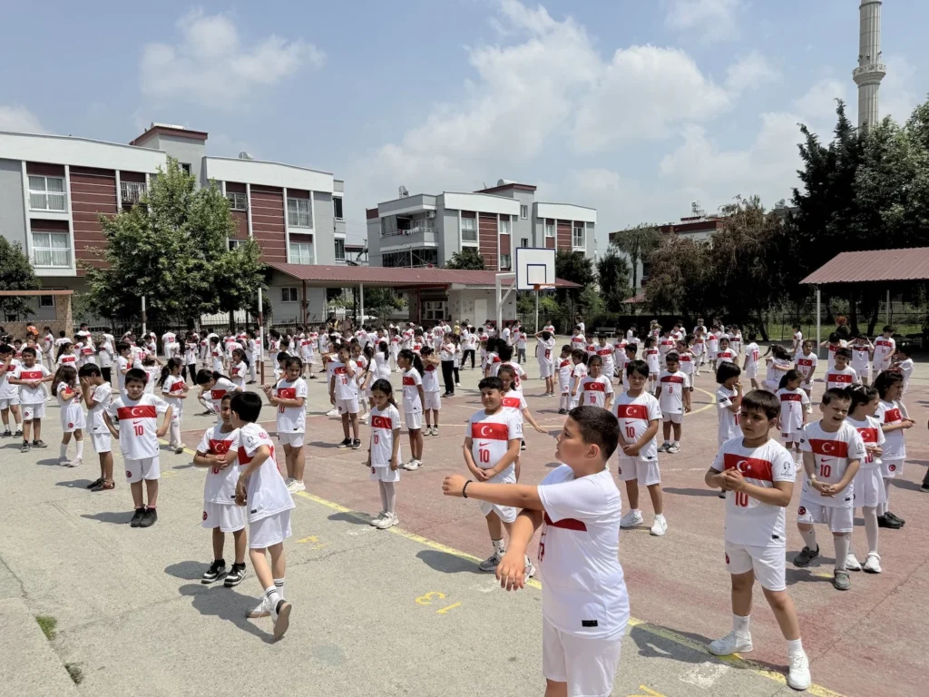 “Arda abi okulumuza gel” davetine Arda Güler’den cevap