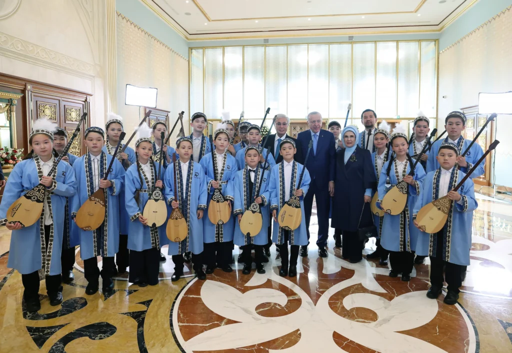 Cumhurbaşkanı Erdoğan’a Kazakistan’da Dombra sürprizi