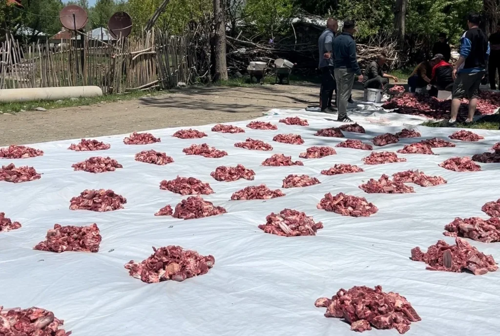 Yüksekova’da gelenek bozulmadı: 140 kurban tüm köylülere pay edildi