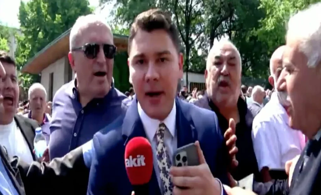 Akit medya çalışanlarına TBMM önünde saldırı!