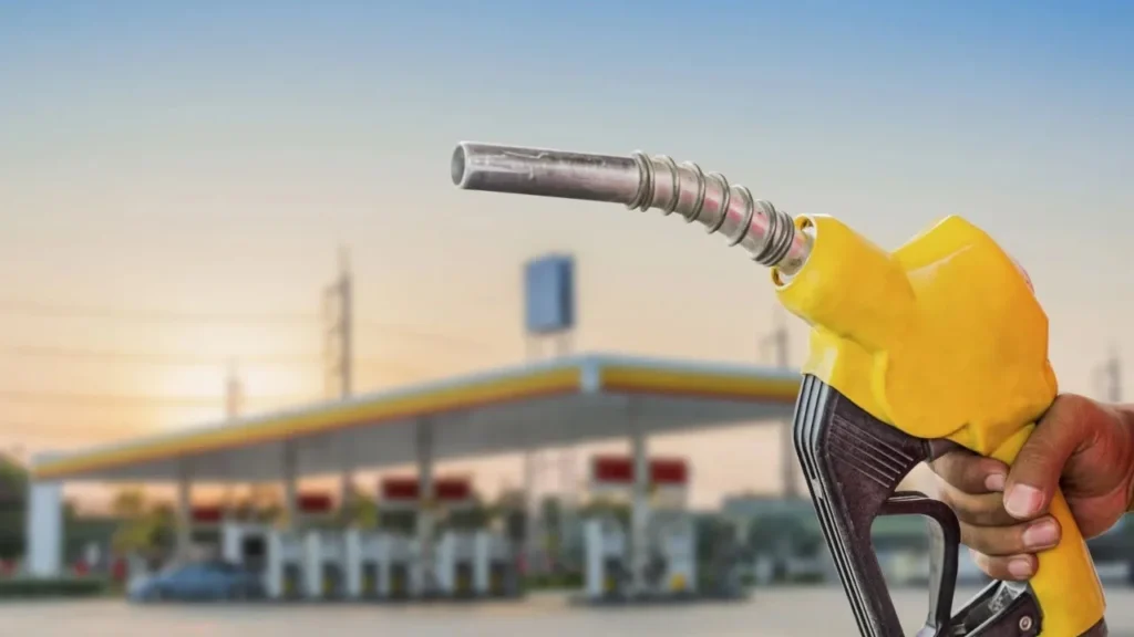 Benzin ve motorine zam geldi! İndirimin mürekkebi kurumadan..