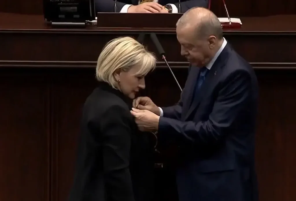 CHP’den istifa eden Nimet Özdemir AK Parti’ye katıldı! İşte ilk sözleri