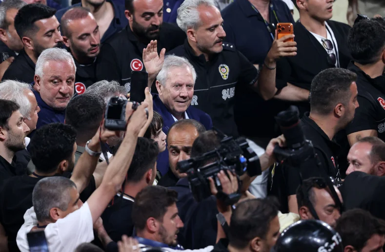Fenerbahçe’nin yeni Başkanı Aziz Yıldırım: “Sözümüz Söz, Şampiyonluk”