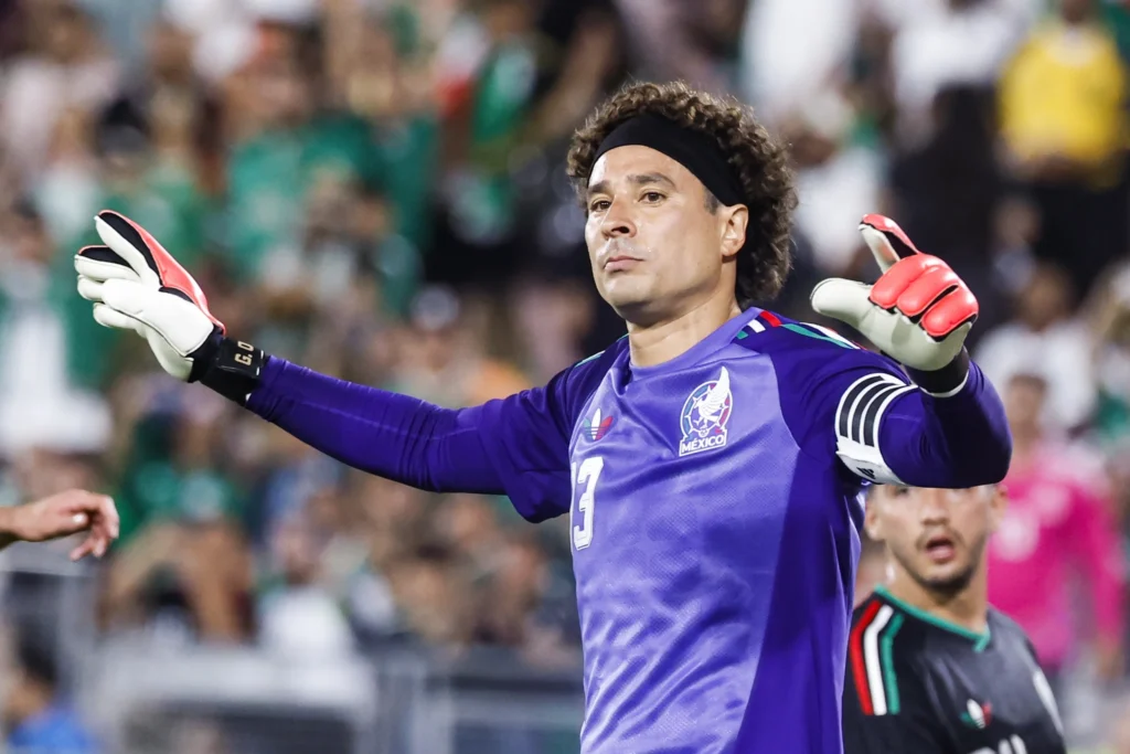 Ochoa, futbolu bırakacağını açıkladı