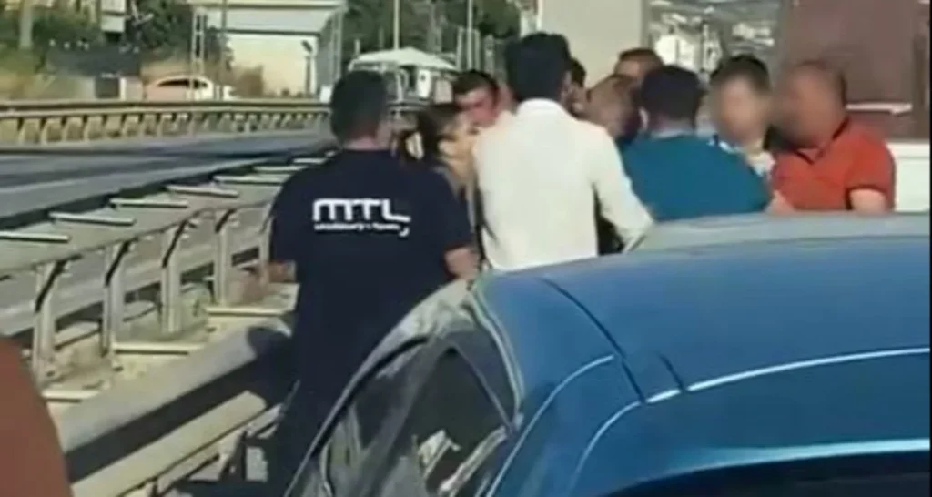 Büyükçekmece’de E-5’te yol kavgası! Tekme tokat birbirine girdiler