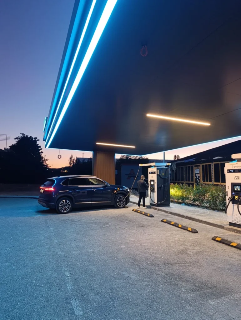 Türkiye EV Şarj Ağı Büyüyor: AOS & Lumosenergy Vites Yükseltti