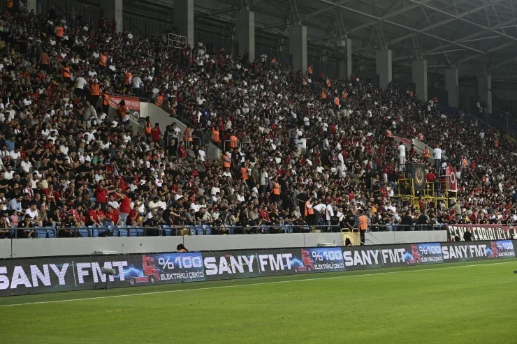 4 yaşındaki çocuğa yaptıklarına bakın! Tribün zorbaları savcılığa tosladı!