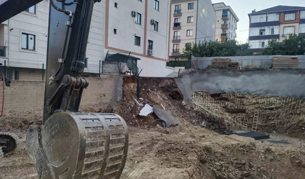 Çekmeköy’de istinat duvarı çöktü! 32 kişi tahliye edildi