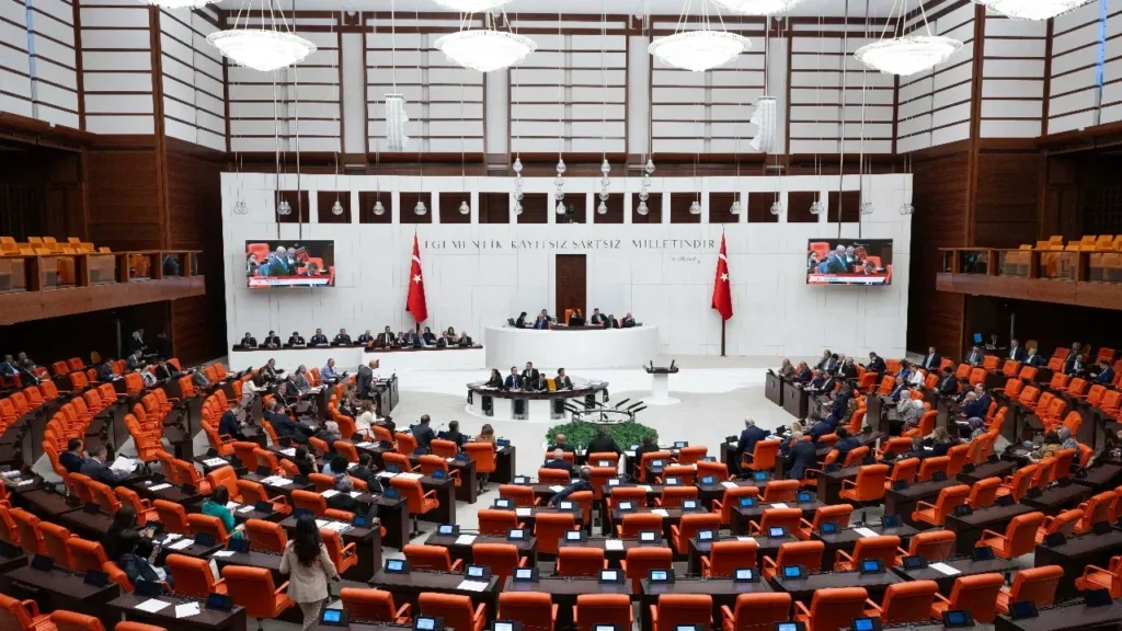 Çerçeve yasa kabul edildi! Meclis 1 Ekim’e kadar tatile girdi