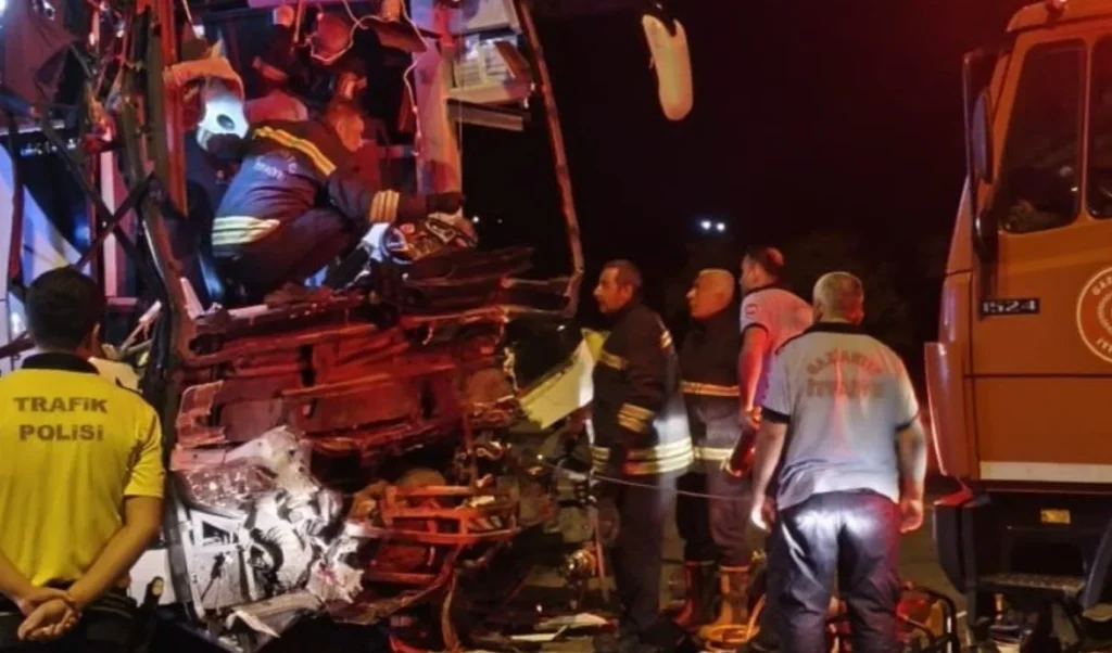 Gaziantep’te yolcu otobüsü tırla çarpıştı! 2 kişi öldü, 22 yaralı var