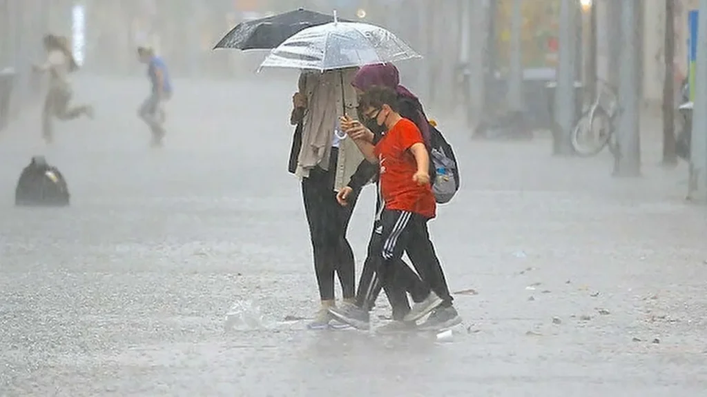 İstanbul yarınki hava durumu: Sabah yağmurlu, fırtına uyarısı!