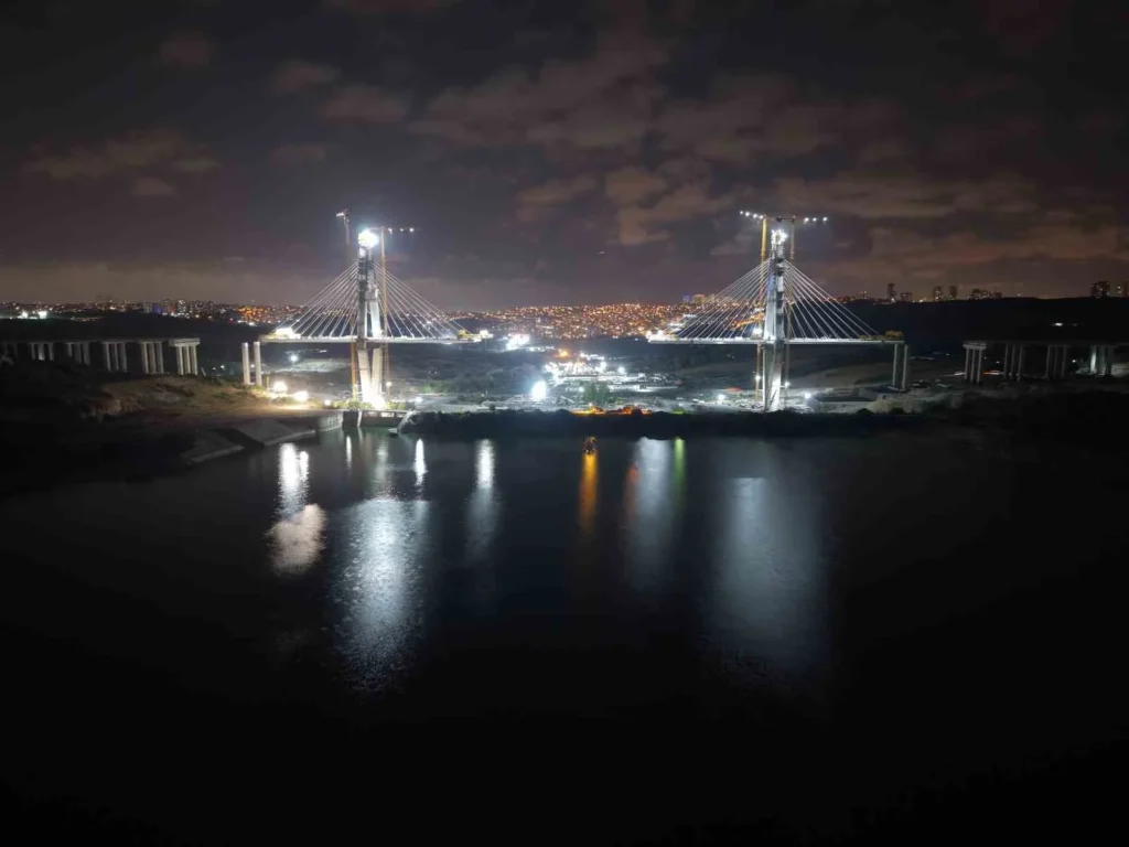 Kanal İstanbul’un ilk köprüsü gece de durmadan inşa ediliyor!
