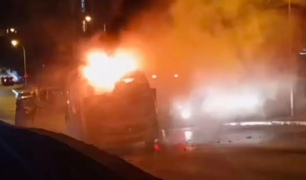 Kartal’da minibüs alev aldı! Peş peşe patlamalar paniğe yol açtı
