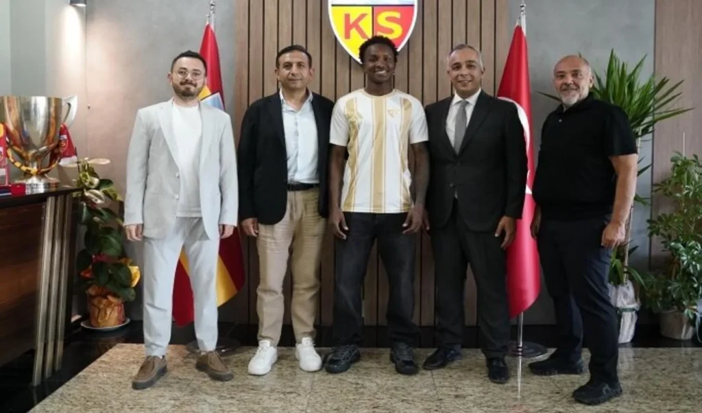Kayserispor aynı günde 15 futbolcu transfer etti!