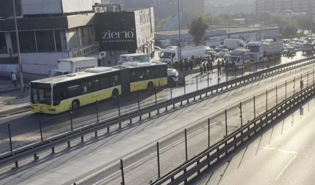 Küçükçekmece’de trafik kazası! Otomobil İETT otobüsüne çarptı: 3 ölü