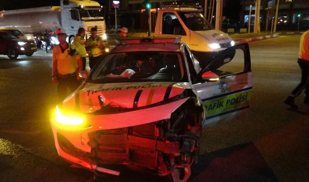 Malatya’da trafik polisi aracı ile otomobil çarpıştı! 3 kişi yaralandı
