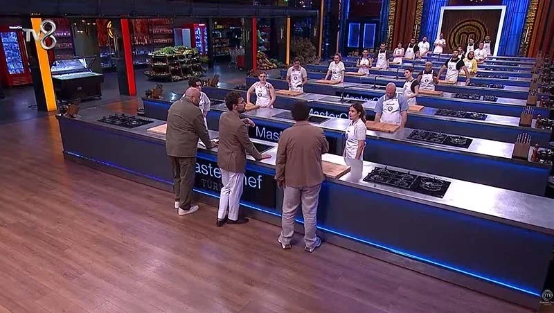 MasterChef 2026’da ilk kaptan Burçin! Takımlar kuruldu