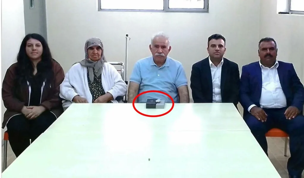 Öcalan’ın fotoğrafındaki kutuların sırrı çözüldü!