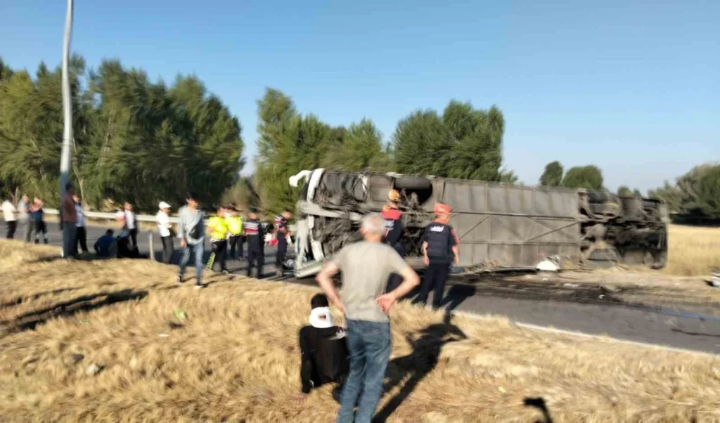 Sinanpaşa’da yolcu otobüsü devrildi! Çok sayıda yaralı var