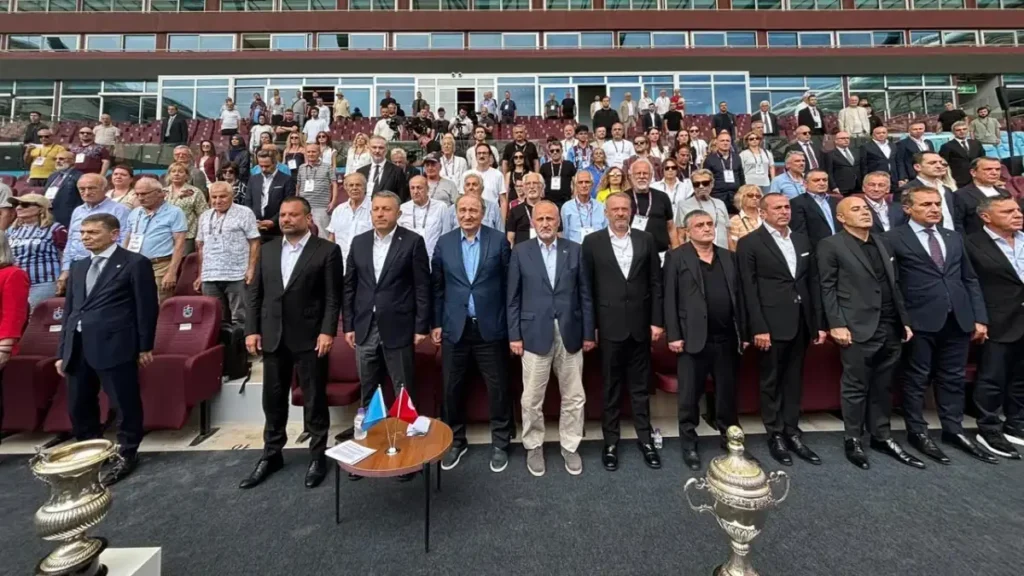 Trabzonspor’da Salah sürprizi! 59. Yıl törenindeki atkı ve Ertuğrul Doğan’dan flaş açıklama