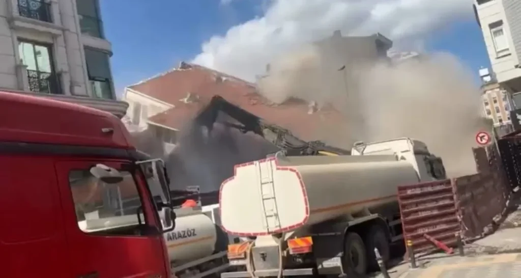 Zeytinburnu’nda yıkım sırasında bina çöktü! O anlar kamerada